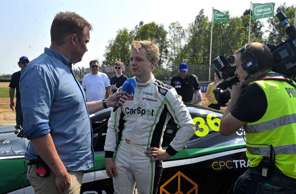 Vardenseren blev interviewet til TV2 Sport under grid-showet ved DTC-premieren 2018